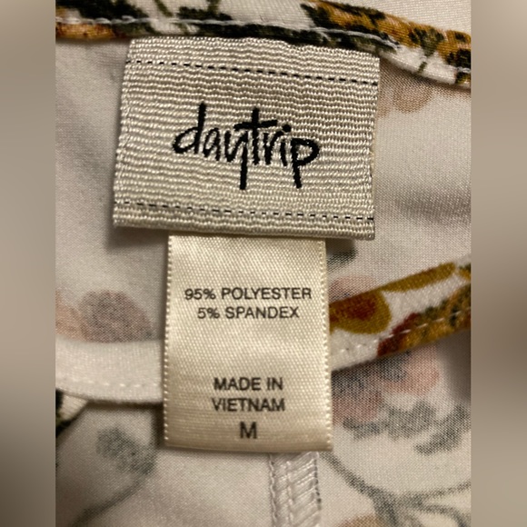 👚(bundle 4 items w/👚for $16) Beautiful flowered top - Picture 7 of 7